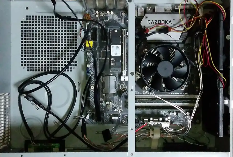 ACアダプター化電源ユニットを取り付けたPC内部